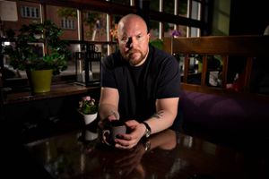 Den succesfulde Jonas T. Bengtsson har skrevet om tre venner, som er vokset op i samme boligblok i Københavns nordvestkvarter, men som havner vidt forskellige steder i livet. Selv kunne han sagtens være blevet en rod, forklarer han.