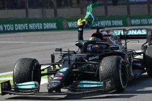 Lewis Hamilton kørte sig op bagfra og overhalede til sidst rivalen Max Verstappen og nappede sejren.