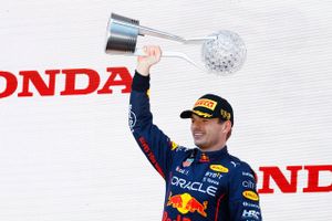 Max Verstappen sejrede i suveræn stil, da han vandt det japanske grandprix og sikrede sig sin anden VM-titel.