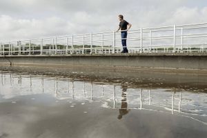 Danske Regioner er blevet præsenteret for en ny teknologi, som på de store centrale rensningsanlæg vil kunne rense vandet for medicin mere effektivt, end det tidligere var muligt. F.eks. har man både i Herning og i Aarhus gennemført forsøg med at køre renset spildevand gennem en ekstra proces, der kan nedbryde medicinen. Arkivfoto: Polfoto