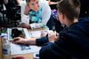 Lærerens autoritet er på vej tilbage i den danske folkeskole. Når Britta Ekmann underviser sine elever fra 6. klasse på Kvaglundskolen i Esbjerg giver autoriteten – det, man i lærerkredse kalder ”klasseledelse” – sig til udtryk i »struktur, tydelighed og mere struktur«, som hun siger. Foto: Ida Munch