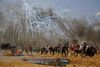 Folk løber i dækning fra tåregas under sammenstød mellem palæstinensere og israelske sikkerhedsfolk. Foto: AP/Mohammed Abed
