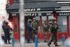 Næsten to uger efter terrorangrebet i Paris har politiet stadig ikke identificeret 4 af de 10 gerningsmænd, som myrdede 130 og sårede 683 andre.