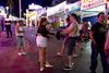 Feriedestinationer som Mallorca tiltrækker flere gæster, der foruden at slikke sol også gerne vil drikke og feste. Et nyt forbud skal sikre, at festen først begynder, når de ankommer til øen. Foto: Joan Llado/AP
