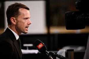 Regeringen lagde op til at sløjfe en regel, som 70.000 borgere har skrevet under på at fjerne. Det blev imidlertid droppet pga. strid om finansiering. SF anklager DF for at forråde pensionisterne.