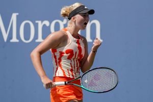 Clara Tauson møder amerikanske Emina Bektas i finalen efter en sejr i to sæt over polak i ITF-turnering.