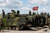 Danmark har meddelt Nato, at man er parat til at sende soldater, fly og skibe på øvelser flere år frem for at signalere solidaritet med Nato-lande, der er naboer til Rusland. Her danske soldater på øvelse i Litauen i sommeren 2014. Arkivfoto: Mindaugas Kulbis/AP