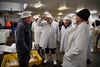 Under valgkampen op til det britiske parlamentsvalg sidste år besøgte Boris Johnson fiskemarkedet i Grimsby, som er et af de steder, hvor arbejdspladser er på spil i brexitforhandlingerne. Arkivfoto: Reuters.
