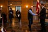 De såkaldte håndtryksceremonier, hvor udlændinge officielt tildeles statsborgerskab, er blevet udskudt på anbefaling af regeringen. Arkivfoto