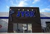 Dynegiganten Jysk er kommet i kritisk stormvejr efter beskyldninger om, at de ansætter flygtninge som billig arbejdskraft fremfor ledige danskere.