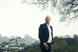 Sundhedsministeren har krævet en uvildig undersøgelse af kræftsagen på AUH, og regionsformanden er enig. Han er frustreret over, at han ikke får alle oplysninger frem.