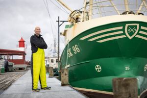 50 år mandag: Man skal stå tidligt op og være klar på kajkanten i Glyngøre, hvis man vil følge med Svend Søe Bonde. Han er fiskeskipper, ejer en østersbar og er hofleverandør. 
