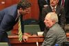 Formand for eurogruppen Jeroen Dijsselbloem (tv.) i samtale med Tysklands finansminister, Wolfgang Schauble. Foto: AP