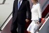Den kinesiske præsident, Xi Jinping, ankom tirsdag sammen med sin hustru, Peng Liyuan, til Boeing Field- lufthavnen i Seattle, hvor han indledte sit amerikanske besøg. Foto: Elaine Thompson/AP