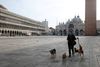 Det kan vare meget længe, før turisterne vender tilbage i fuldt omfang til Markuspladsen i Venedig. Foto: Manuel Silvestri/Reuters
