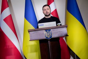 Ukraines leder besøger onsdag ukrainske soldater under oplæring i Storbritannien og vil tale til parlamentet.
