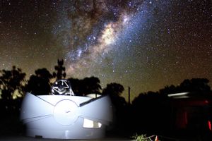 To nye danskledede teleskoper i Australien er netop blevet opstillet og er i fuld gang med at blive testet og prøvekørt. Her ses de med Mælkevejen i baggrunden. Foto: Mads Fredslund Andersen