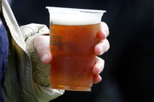 På Roskilde Festival stiger prisen på en almindelig fadøl med 7 kroner grundet stigende råvarepriser.