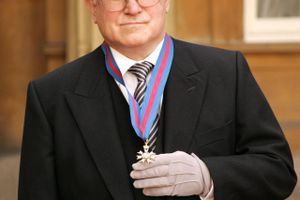 Oleg Gordijevskij var i fuld ornat, da han i 2007 blev hædret på Buckingham Palace af dronning Elizabeth. Arkivfoto: Polfoto