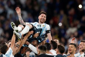 Lionel Messi lagde op til to af målene for Argentina, der viste høj klasse i 3-0-sejren over Italien.