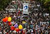 Demonstranter i Madrid gik i lørdags i protestmarch mod det regelmæssige besøg af "Troikaen - en ekspertgruppe fra Den Internationale Valutafond (IMF), Den Europæiske Centralbank (ECB) og EU-Kommissionen. Foto: Andres Kudacki/AP