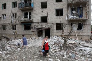 Ifølge en lokal guvernør er flere dusin mennesker fanget i murbrokkerne efter et missilangreb i Tjasiv Jar.