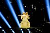 De russiske tvillinger Tolmachevy Sisters optræder med sangen "Shine".