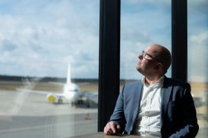 Politikere i Aarhus Byråd beklager, at endnu en direktør for Aarhus Airport har trukket sig, mens der søges efter private investorer.