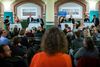 De politiske intentioner blev målt op mod hverdagen, da JP Aarhus torsdag aften arrangerede debatmøde om fremtidens folkeskole. Mange af tilhørene havde egne erfaringer med folkeskolen, som de ønskede politikernes syn på. Foto: Mikkel Berg Pedersen