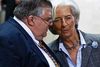 Mexicos leder af landets centralbank, Agustin Carsten, taler med IMF's leder, Christine Lagarde. Hun udtrykte flere gange på G20-mødet frygt for en global økonomi i tre tempi med Europa som svageste led. Hun advarede mod at skære for hårdt og for hurtigt af frygt for, at det vil føre til endnu svagere vækst og højere gæld. Foto: Charles Dharapa/AP