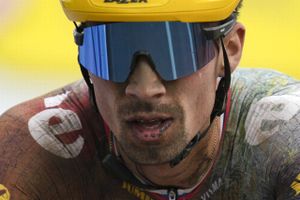 Primoz Roglic er i stand til at fortsætte i Tour de France, selv om sloveneren rev skulderen af led onsdag.