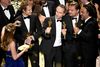 Stjernesamling: Leonardo DiCaprio (nr. to fra højre) bliver fotograferet af Oscarvinder Brie Larson sammen med andre af vinderne fra nattens prisuddeling.