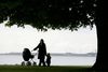 Danskerne skal naturligvis holde barsel og tage forældreorlov, men det betyder, at de skal spare mere op til pensionen i perioder med arbejde.