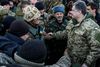 Ukraines præsident, Petro Porosjenko, hilser på ukrainske soldater i Artemivsk fire kilometer fra Debaltsevo. Den ukrainske generalstab oplyste onsdag, at 22 ukrainske soldater er blevet dræbt og 150 såret under de seneste dages hårde kampe i Debaltsevo. Foto: Mikhail Palinchak/AP