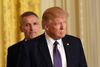 Natos generalsekretær, Jens Stoltenberg (i baggrunden), burde smile. Hvis præsident Trump får alle til at betale mere, kommer der svimlende beløb i Nato-kassen. Foto: Yin Bogu/AP