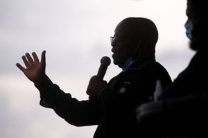Aktuelt portræt: Under apartheidregimet endte den tidligere præsident Jacob Zuma i fængsel for sin kamp for frihed. Nu er han endt i cellen igen grundet korruptionssager, og det har skabt blodige protester i Sydafrika med mange dræbte.