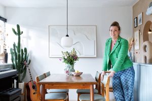 Udadtil ser Anne Sofie Lund Frydendahls rækkehus i Kokkedal næsten anonymt ud, men indvendigt er det fyldt med glade farver, designs fra 1980'erne og selvbyggede møbler.