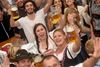 Det regner udenfor, men inde i teltene er stemningen høj. Her fester deltagerne ved åbningen af Oktoberfesten 2016. Millioner forventes at besøge festen i løbet af de 16 dage, den løber. Foto: Felix Hörhager/AP