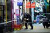 Sverige er plaget af skudepisoder og sprængninger, som kobles til bandekriminaliet. Her sikrer politiet sig spor ved et pizzeria i Malmø. Foto: Johan Nilsson/TT/Ritzau Scanpix