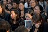 I Bangkok blev kongens lig ført i procession fra hospitalet til det kongelige palads. Alle thailændere var iført sort tøj som et tegn på sorg. Foto: Gemunu Amarasinghe/AP