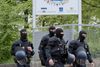 Skiltet byder »Velkommen til Ellwangen«, hvor flere hundrede politifolk - herunder flere i kampuniform - stormede modtagecentret for asylansøgere torsdag morgen - to dage efter betjente var i voldsomt undertal. Foto: Stefan Puchner/dpa via AP