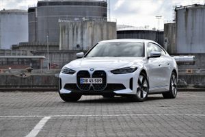 Test: Kunderne kan godt glæde sig, for den nye BMW i4 byder på så meget elektrisk energi, så man – næsten – ikke savner lyden af en sekscylindret rækkesekser.