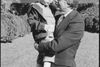 Jason James Carter på farfars arm. Billedet er taget af et medlem af staben i Det Hvide Hus en solbeskinnet oktoberdag i 1977 – året, da James Earl ”Jimmy” Carter, Jr. trådte til som USA’s 39. præsident. Forinden havde farfar været den 83. guvernør i Georgia (1971-1975). Foto: U.S National Archives and Records Administration