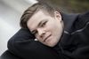 Til historie om ny rapport fra Børns Vilkår om svigt, vold, overgreb på børn. 18 årige Yunis Bast, som har haft en hård opvækst med alkohol, skilsmisse, papfædre der drak og tog stoffer, anbringelse hos plejeforældre, 8 skoleskift etc. Nu er han godt på vej - bor i egen lejlighed og har et godt stykke hen ad vejen fået styr på sit liv. Arbejder som pædogogmedhjælper i en slags praktik og er fodboldtræner i OB.
