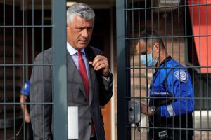 Kosovos præsident har besluttet at trække sig, efter at en tiltale om krigsforbrydelser er blevet bekræftet.