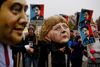 Edward Snowden er blevet et globalt ikon blandt modstanderne af overvågningssamfundet. Glenn Greenwalds bog er fascinerende læsning, men for ukritisk over for whistlebloweren. Foto fra en demonstration i Berlin. Foto: Markus Schreiber/AP