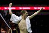 Viktor Axelsen svedte efter finalesejren i Malaysia, men begejstring snarere end kropstemperaturen fik ham til at smide trøjen. Foto: Sadiq Asyraf/AP