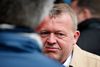 Selv om statsminister Lars Løkke Rasmussen (V) også læser meningsmålinger, tror han på, at han kan vinde valget. Torsdag morgen uddelte han valgmateriale på Nørreport Station, inden han drog til EU-topmøde i Rumænien. Foto: Jens Dresling
