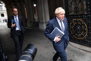 Med ryggen mod muren skyder den britiske premierminister nu med spredehagl for at redde sit eget skind. Hoveder ventes at rulle i Downing Street. 