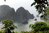 I Halong-bugten stikker 3.000 små bjerge af kalksten op. Det er en smuk oplevelse at sejle rundt og overnatte på en luksusjunke med god mad. Fotos: Morten Pihl